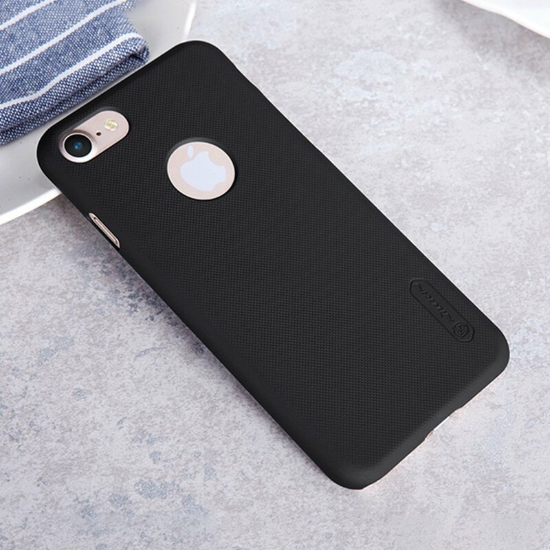 Husa iPhone 7 Nillkin Super Frosted Shield Cu Decupaj Sigla, negru