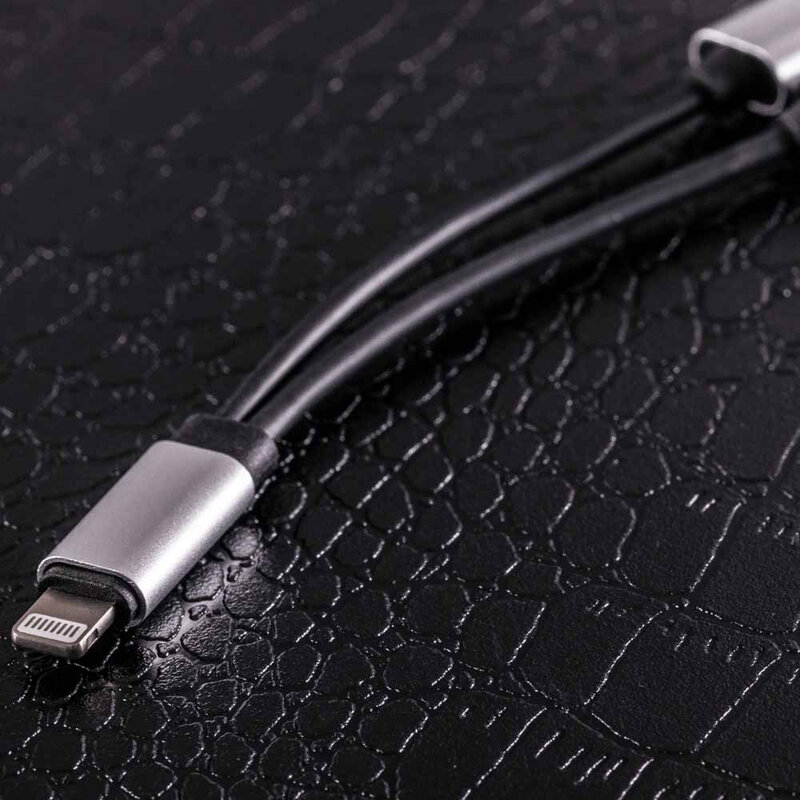 Convertor Lightning HF/Audio Cu Functie Incarcare Iphone - Negru/Negru