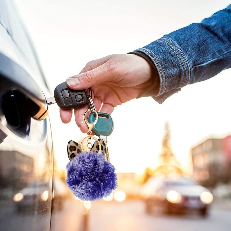 Breloc pufos din blana cu urechi, accesoriu geanta, negru