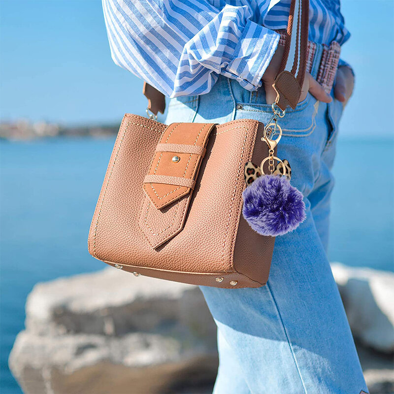 Breloc pufos din blana cu urechi, accesoriu geanta, negru