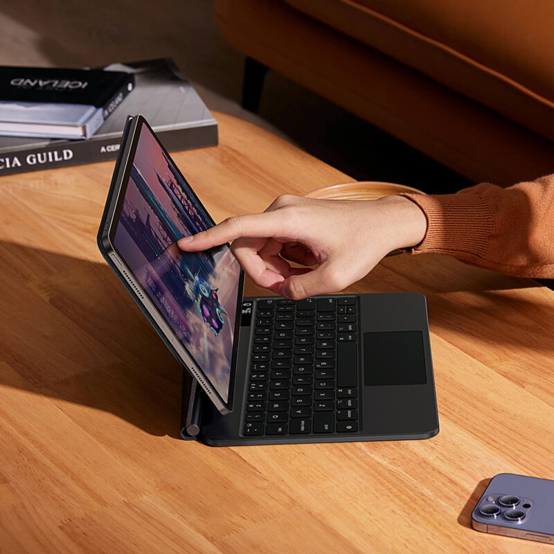 Husa magnetica cu tastatura iPad Pro 11